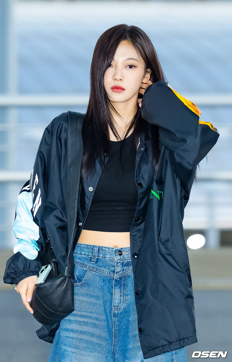 240829 aespa Ningning at Incheon International Airport documents 1