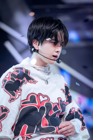 241103 THE BOYZ Younghoon - 'TRIGGER' at Inkigayo