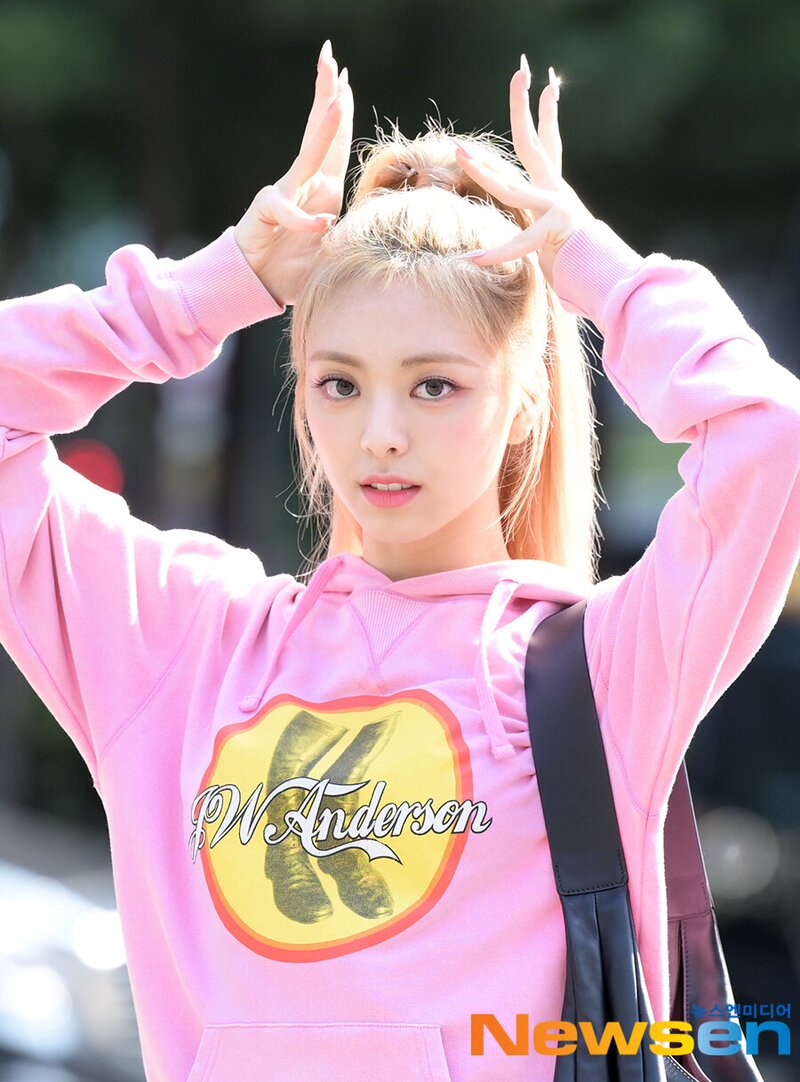 220729 ITZY Yuna - Music Bank Commute documents 16