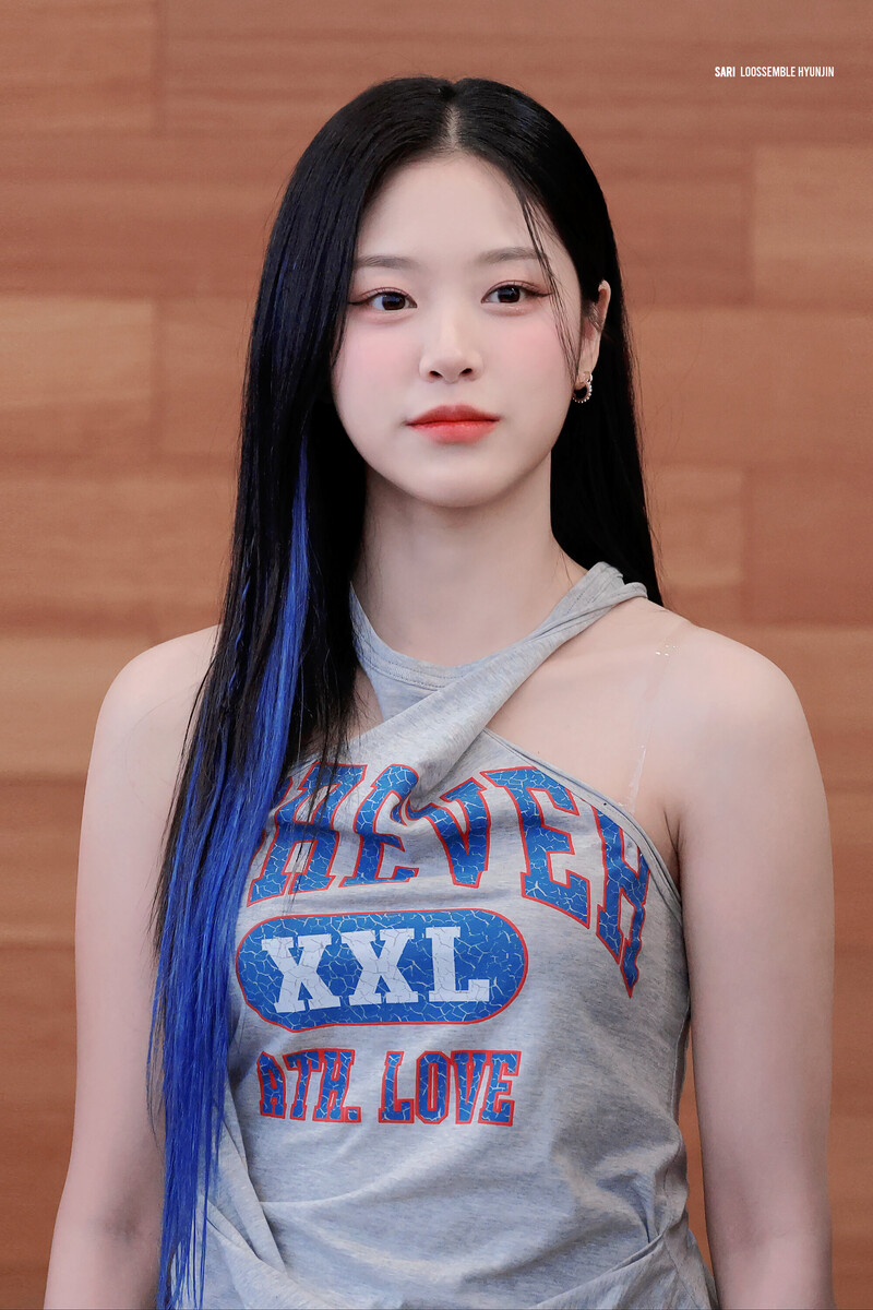 240420 Loossemble's Hyunjin at Fansign documents 1
