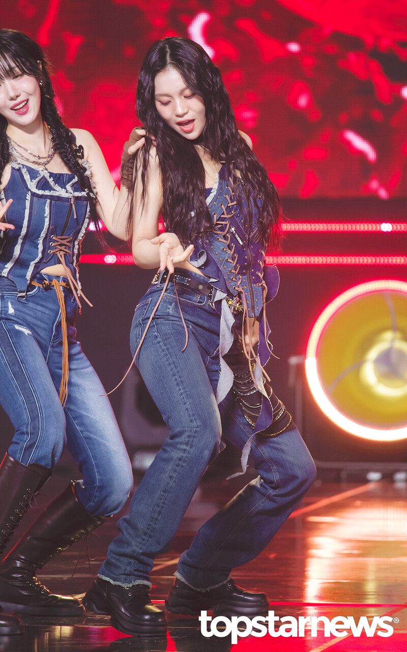 241113 VIVIZ Umji at Show Champion documents 1