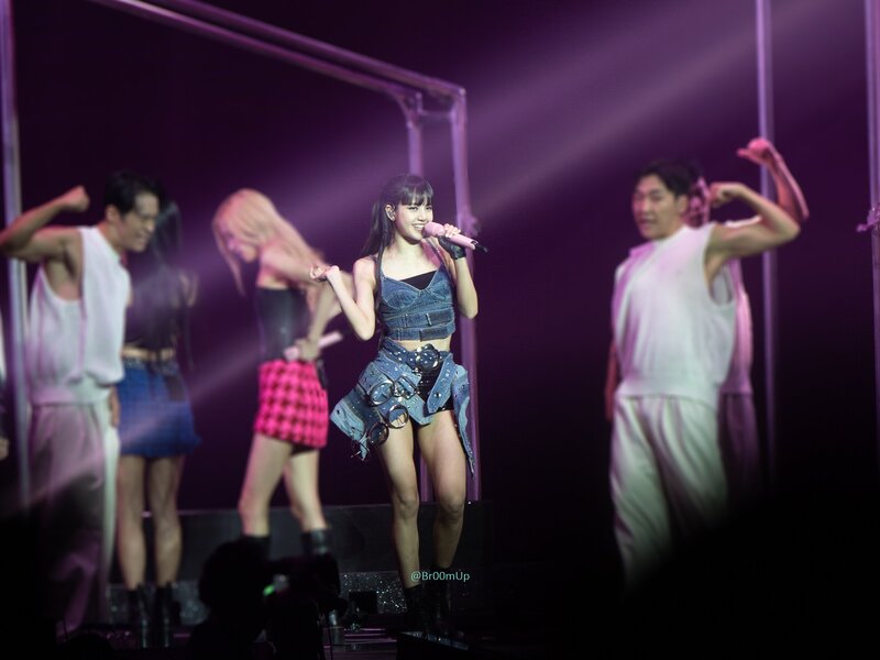 221025 BLACKPINK Lisa - 'BORN PINK' Concert in Dallas Day 1 documents 1
