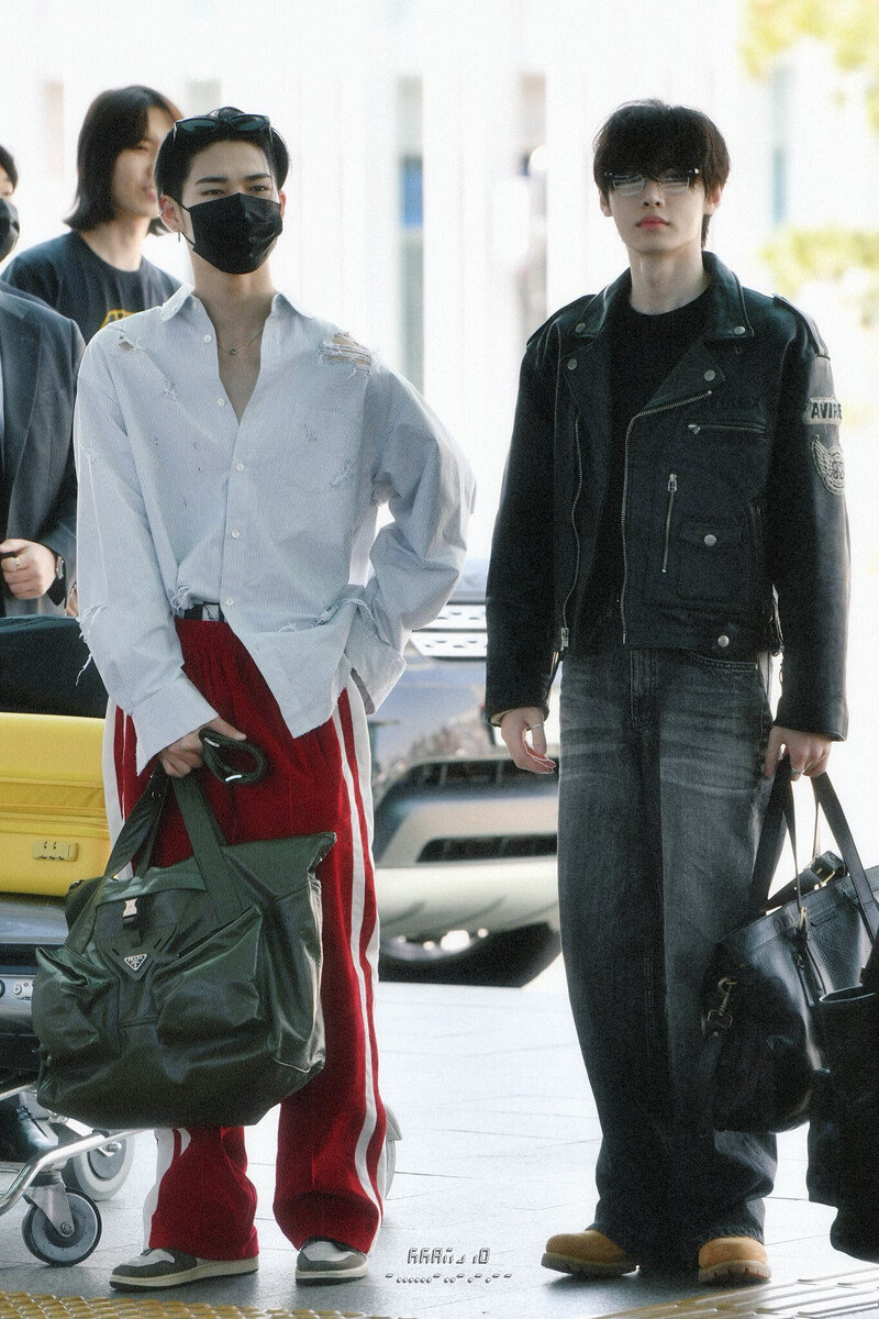 240422 Sunghoon and NI-KI at ICN Airport documents 2