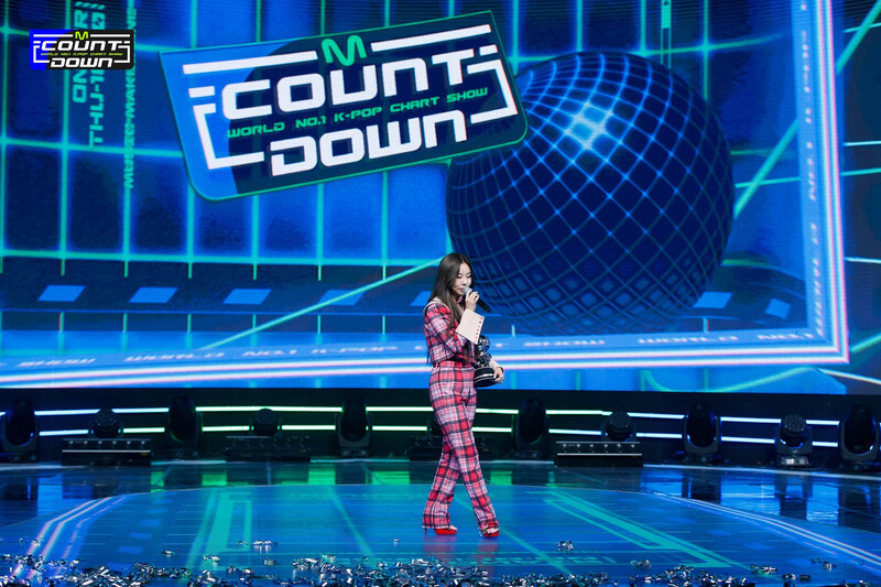 220127 Whee In - 'Make Me Happy' at M COUNTDOWN documents 9