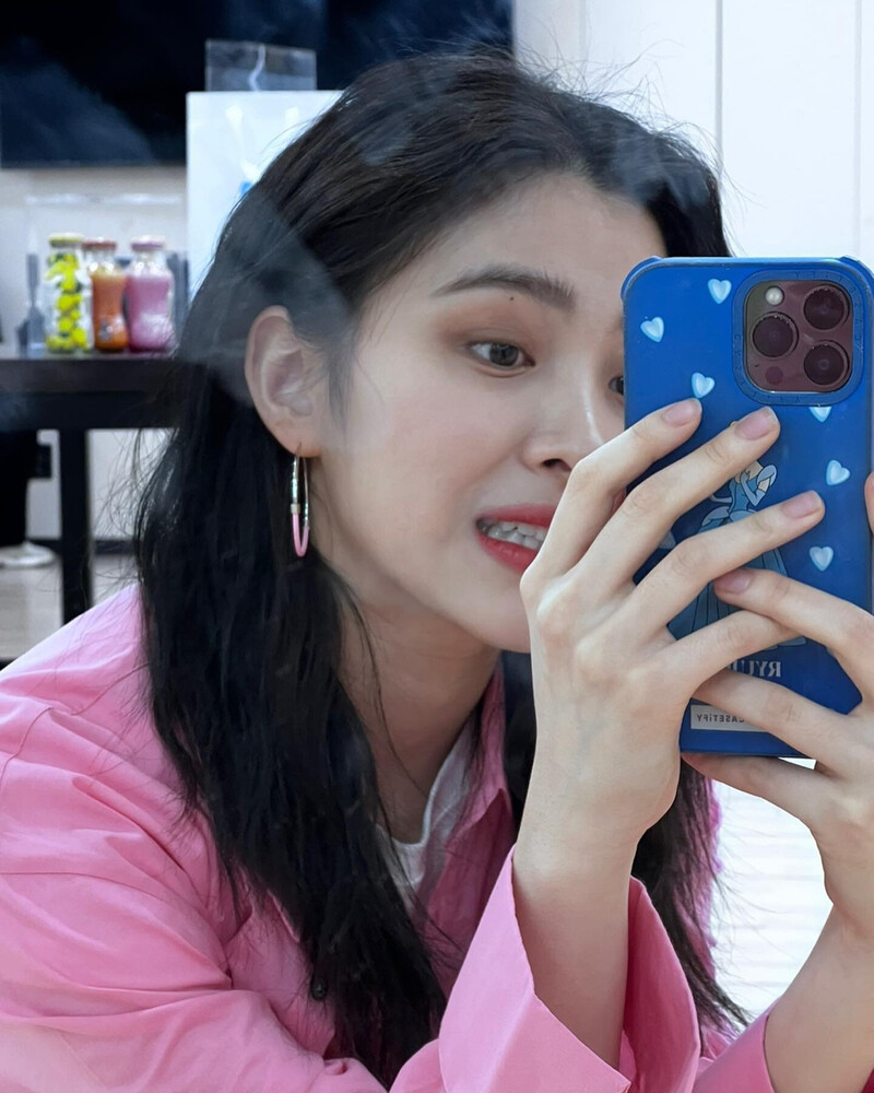 220311 ITZY Instagram Update - Ryujin documents 4