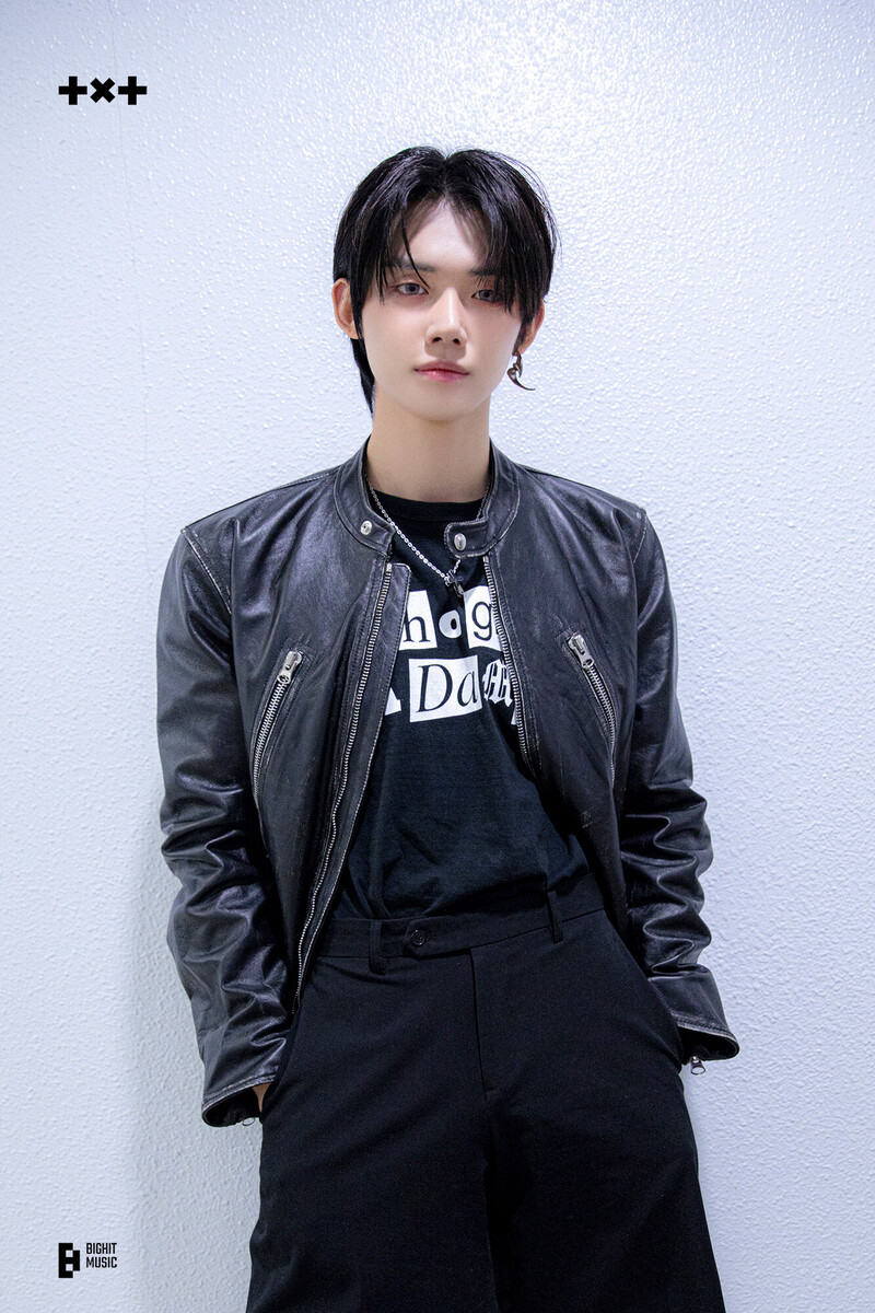 230317 TXT Weverse Update - 'Devil By The Window' Performance Photo Behind documents 27