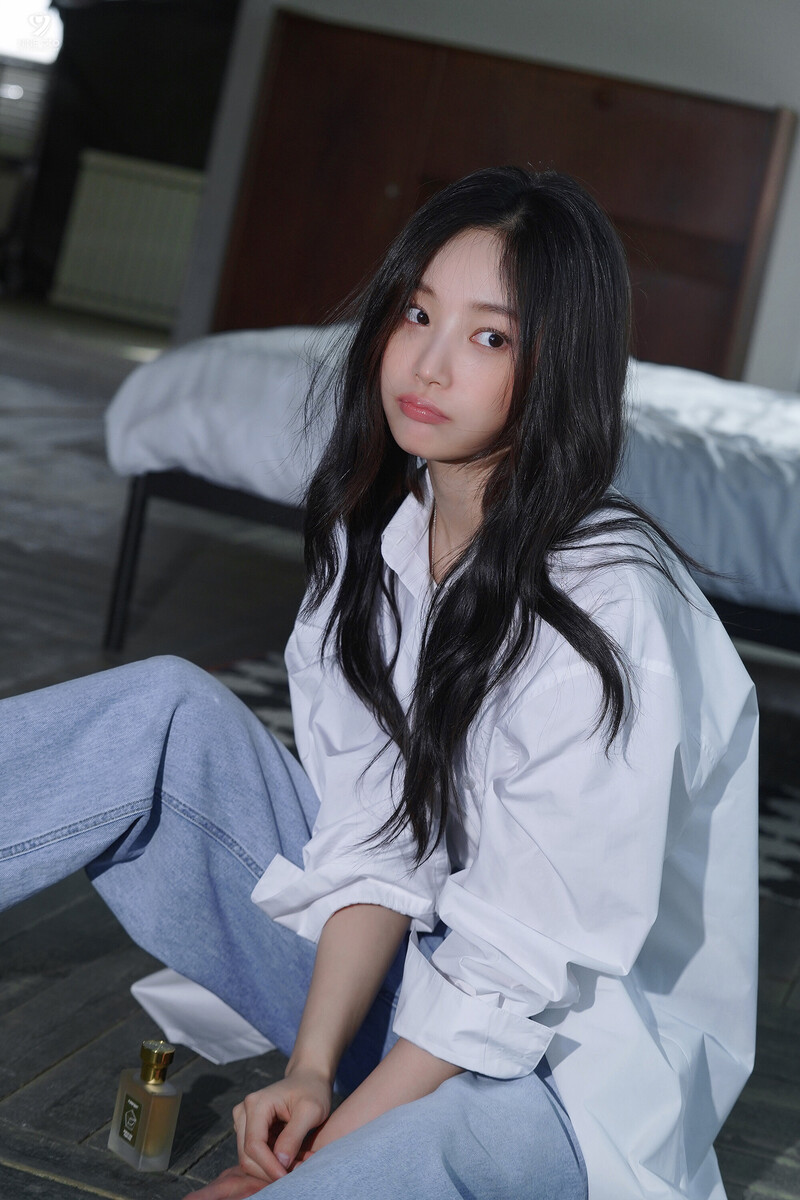 230428 9Ato Entertainment Naver Post - Yeonwoo - Esquire Photoshoot Behind documents 2