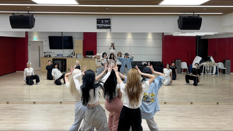 230801 - ITZY Twitter Update - 'CAKE' Stage Preview documents 1