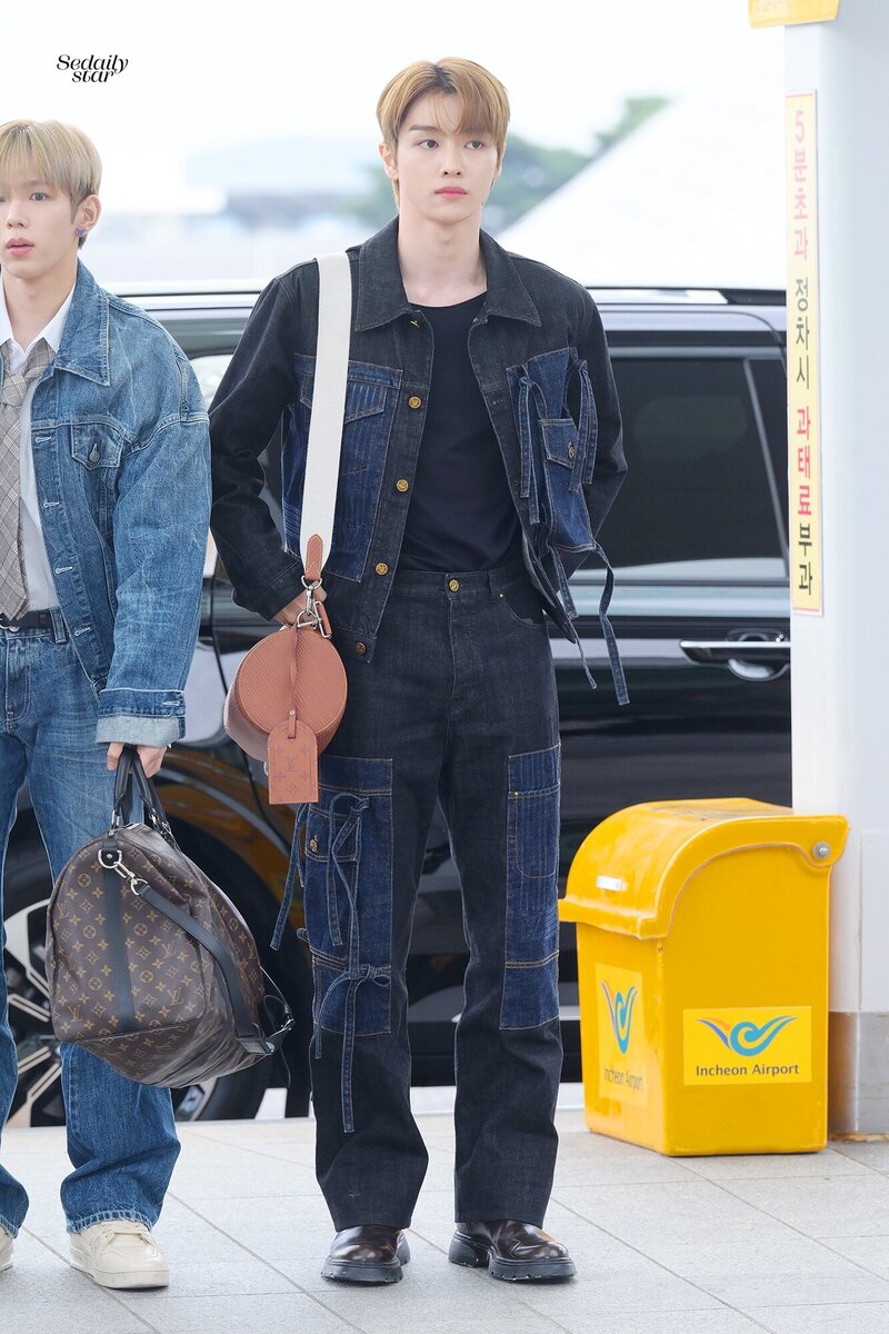 231126 RIIZE Sungchan at Incheon International Airport documents 6