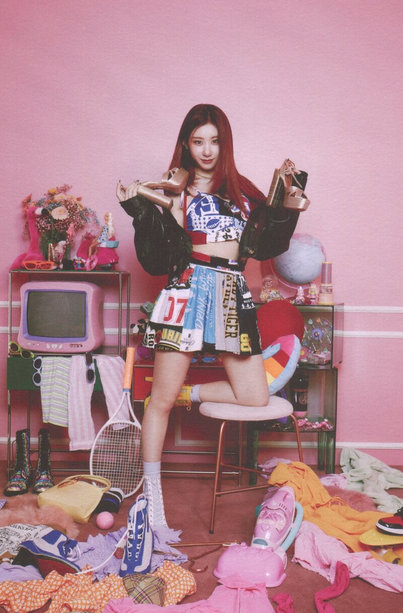 ITZY 'Crazy In Love' Album Scans documents 7