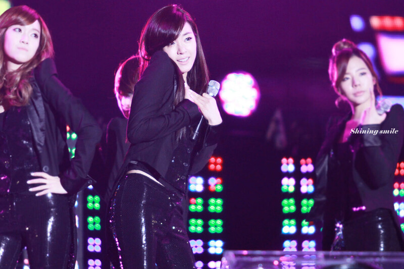 111002 Girls' Generation Tiffany at Busan Power Concert documents 18