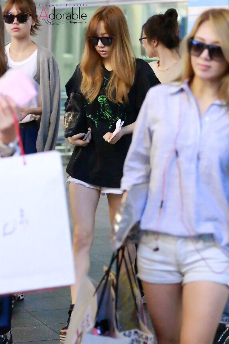 140802 Girls' Generation Taeyeon at Incheon & Hong Kong Airport documents 8