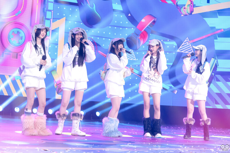 230115 NewJeans 'OMG' at Inkigayo documents 2