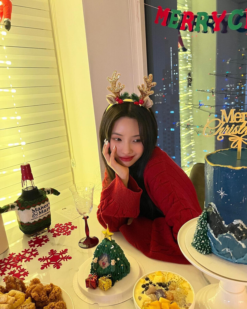 231227 - SOYEON Instagram Update documents 4