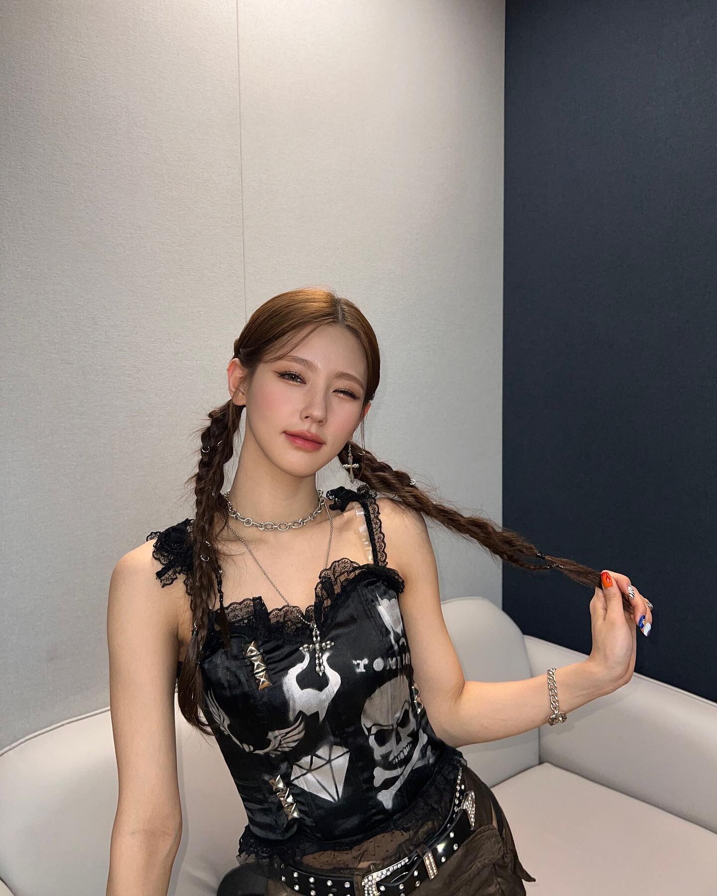 220324 (G)I-DLE Miyeon SNS Update | kpopping