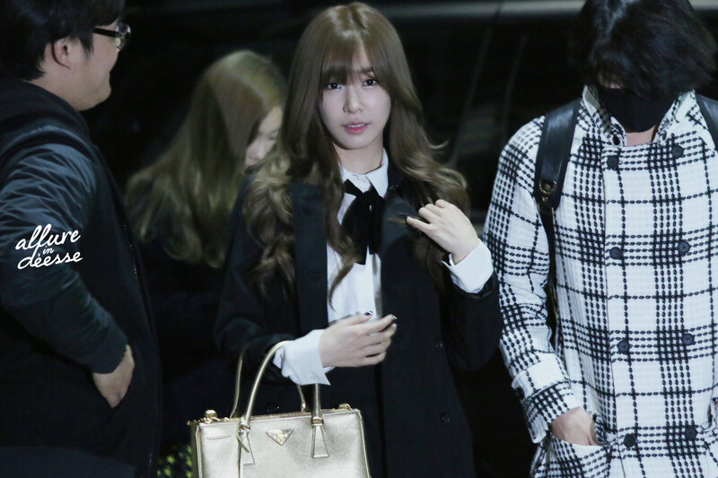 141027 Girls' Generation Tiffany at Incheon Airport documents 3