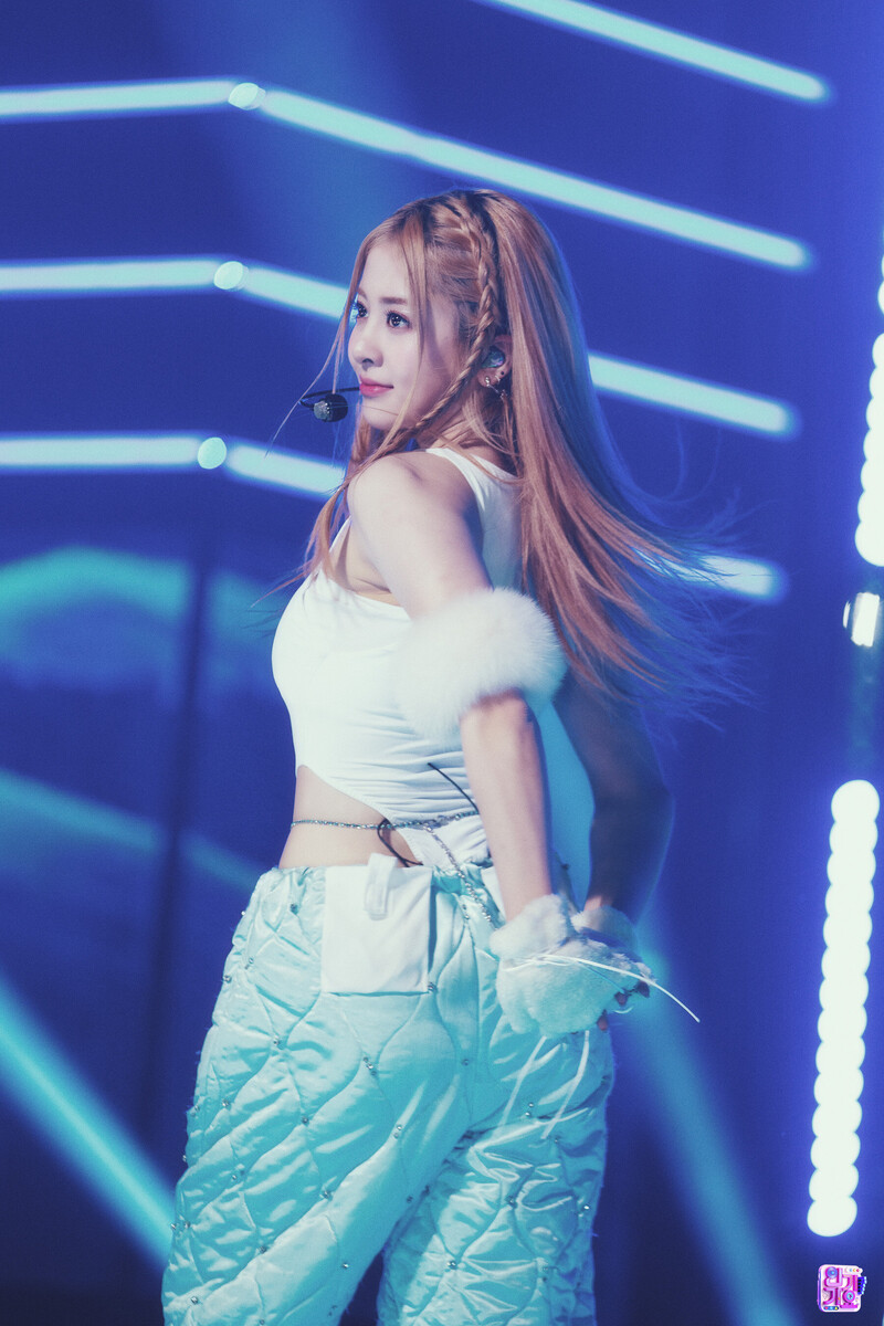 221113 LE SSERAFIM Yunjin - 'ANTIFRAGILE' at Inkigayo documents 5