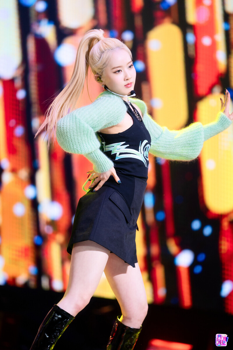 220306 STAYC Sieun - 'RUN2U' at Inkigayo documents 27