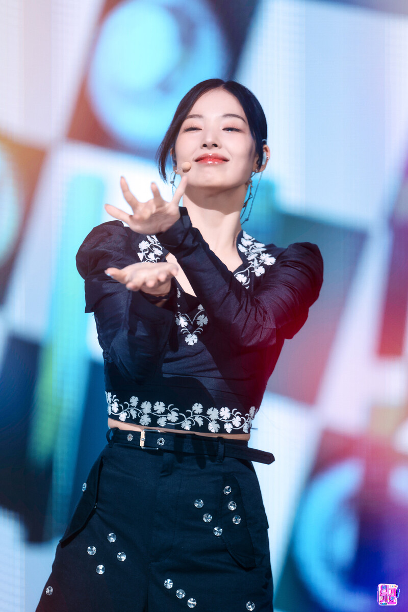 221009 NMIXX Jinni - 'DICE' at Inkigayo documents 3