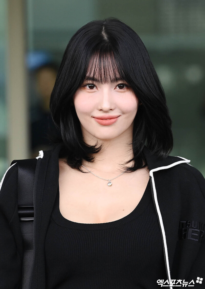 230918 TWICE Momo at Incheon International Airport documents 11