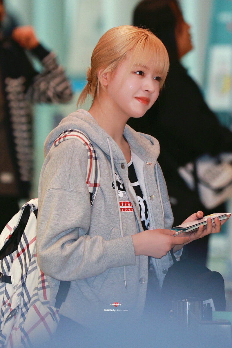 240517 NMIXX Lily at Incheon International Airport documents 1