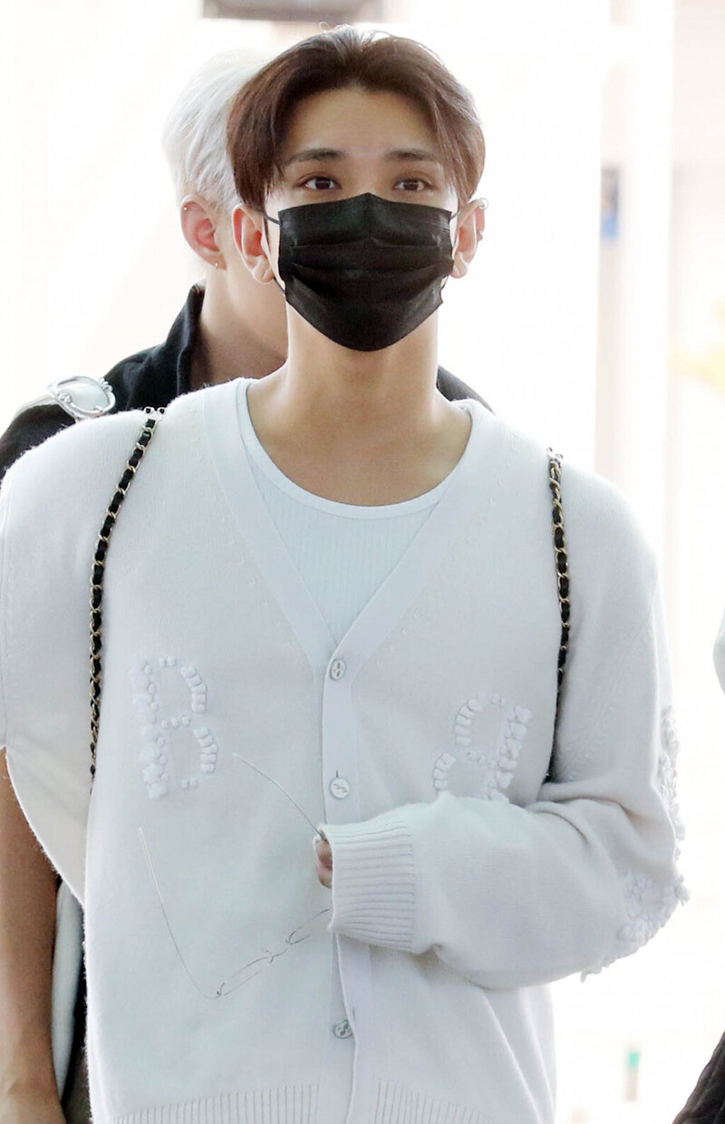 240625 SEVENTEEN Joshua at Incheon International Airport documents 3