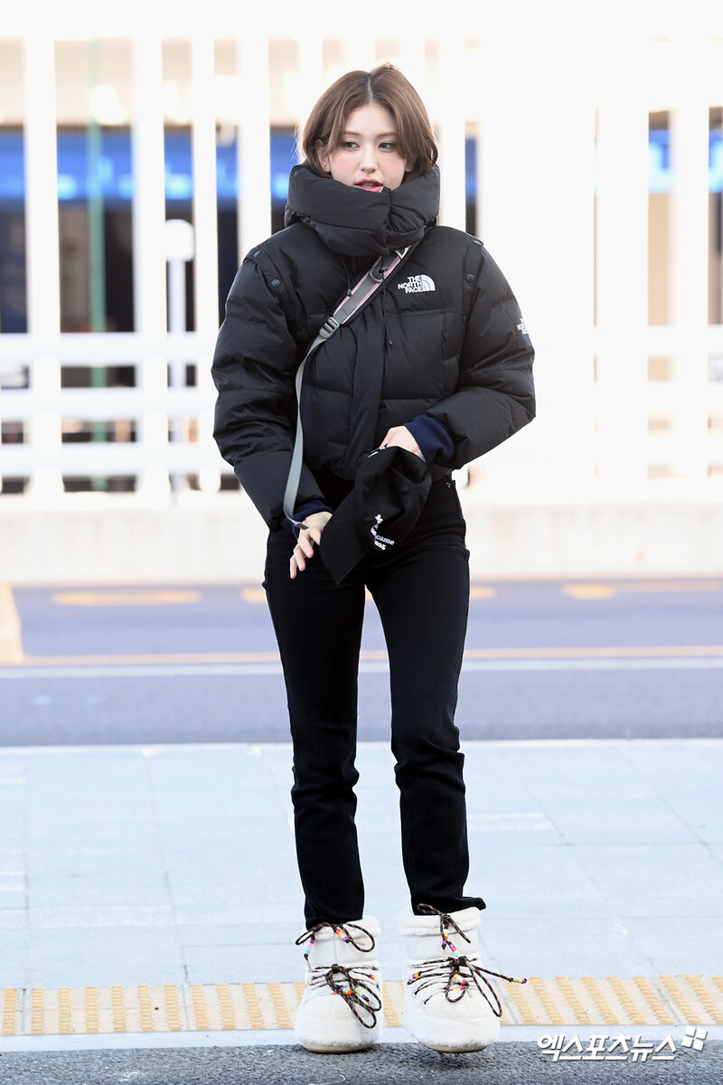 250102 Jeon Somi at Incheon Airport documents 1