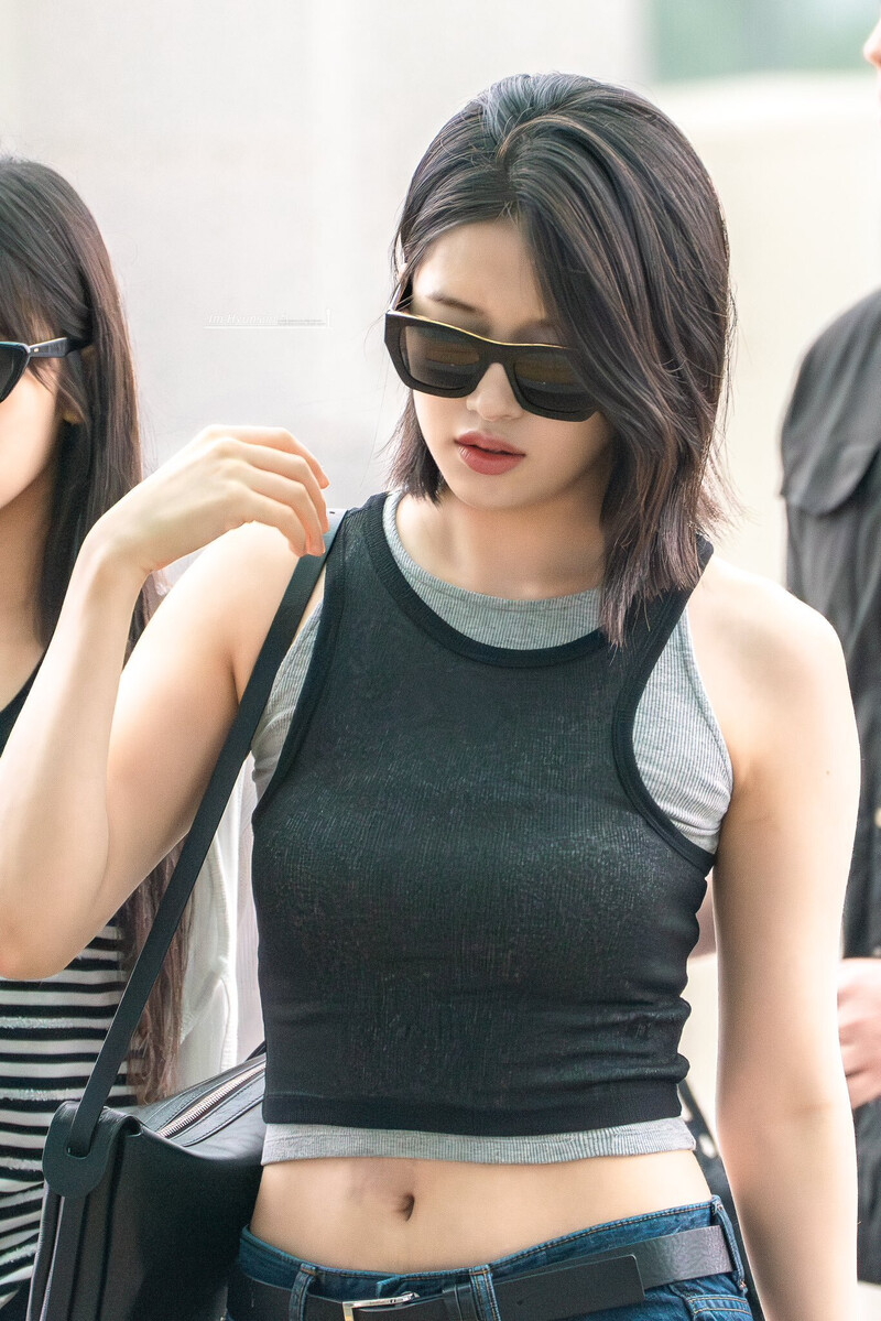 240712 IVE Yujin at Incheon International Airport documents 3