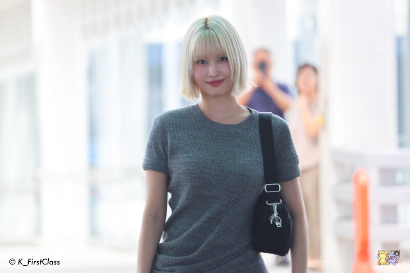 240916 TWICE Momo at Incheon International Airport documents 6