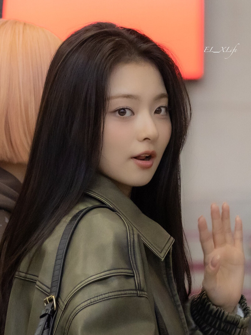 241109 fromis_9 Nagyung at Gimpo International Airport documents 2