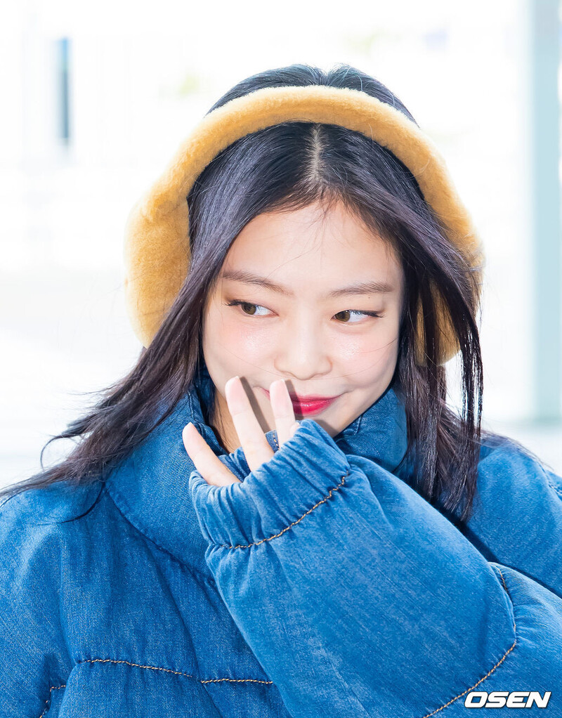 241110 JENNIE at Incheon Airport documents 16