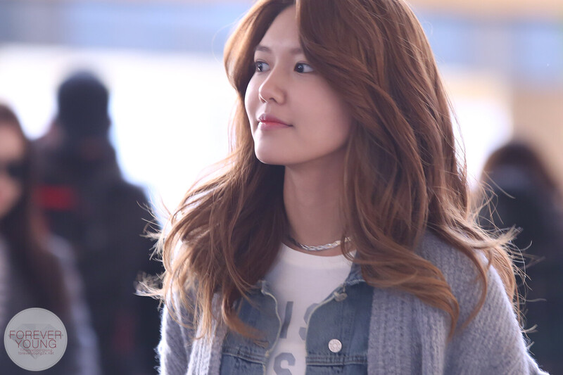 150304 Girls' Generation Sooyoung at Gimpo Airport documents 2