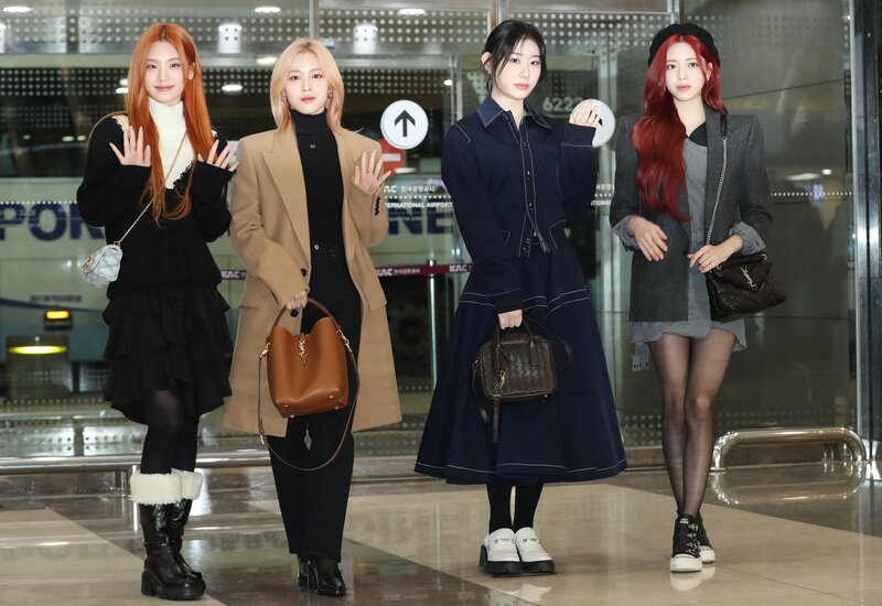 231208 ITZY at Gimpo International Airport documents 4