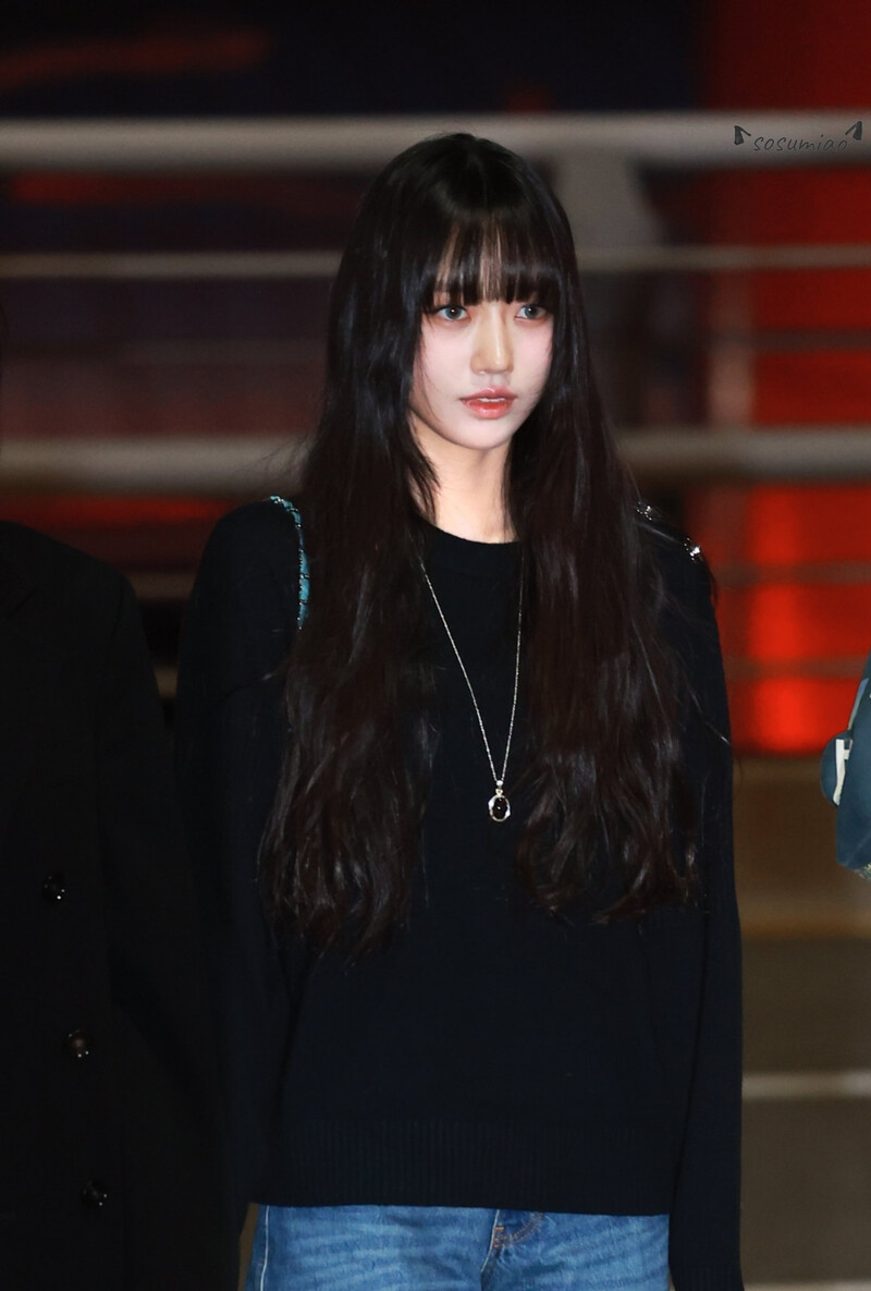 241119 MEOVV Sooin at Incheon International Airport documents 7