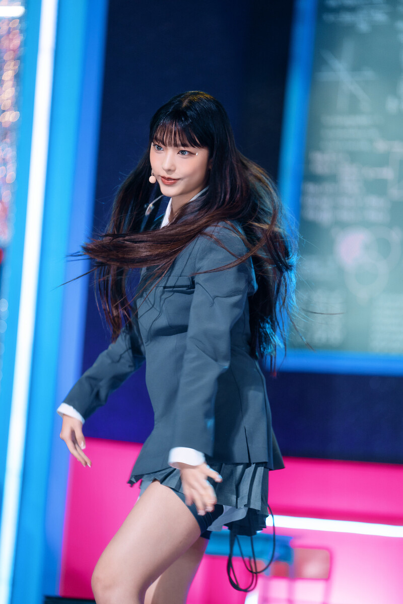 220807 NewJeans Haerin 'Cookie' at Inkigayo documents 7