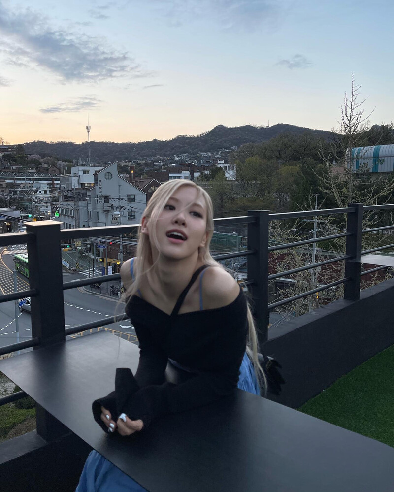 211021 - ROSÉ Instagram Update documents 1