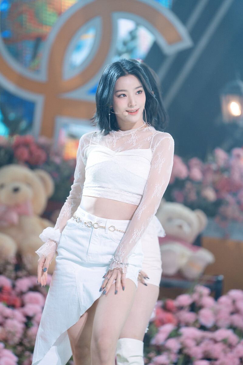 220123 fromis_9 Saerom - 'DM' at Inkigayo documents 3