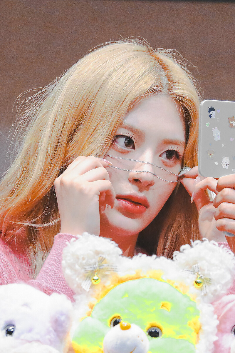 220807 STAYC Seeun at Apple Music Fansign documents 1