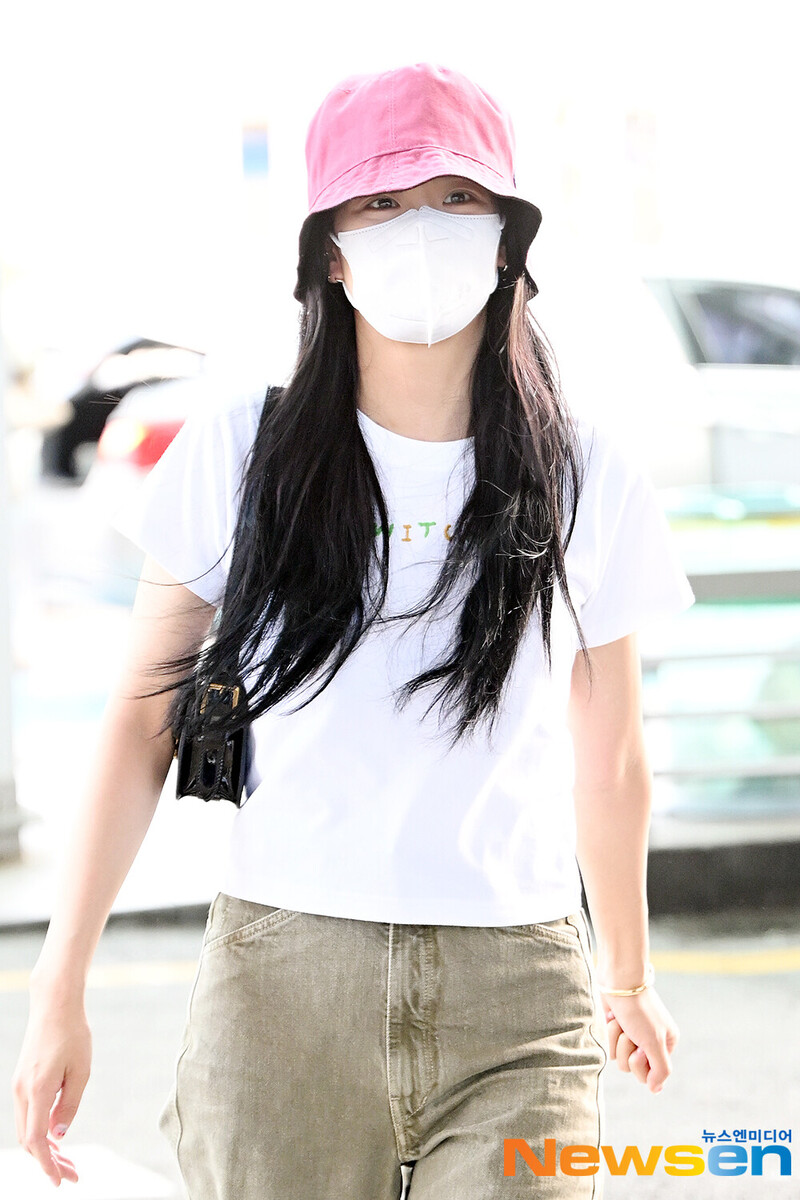 240814 Jisoo at Incheon International Airport documents 1