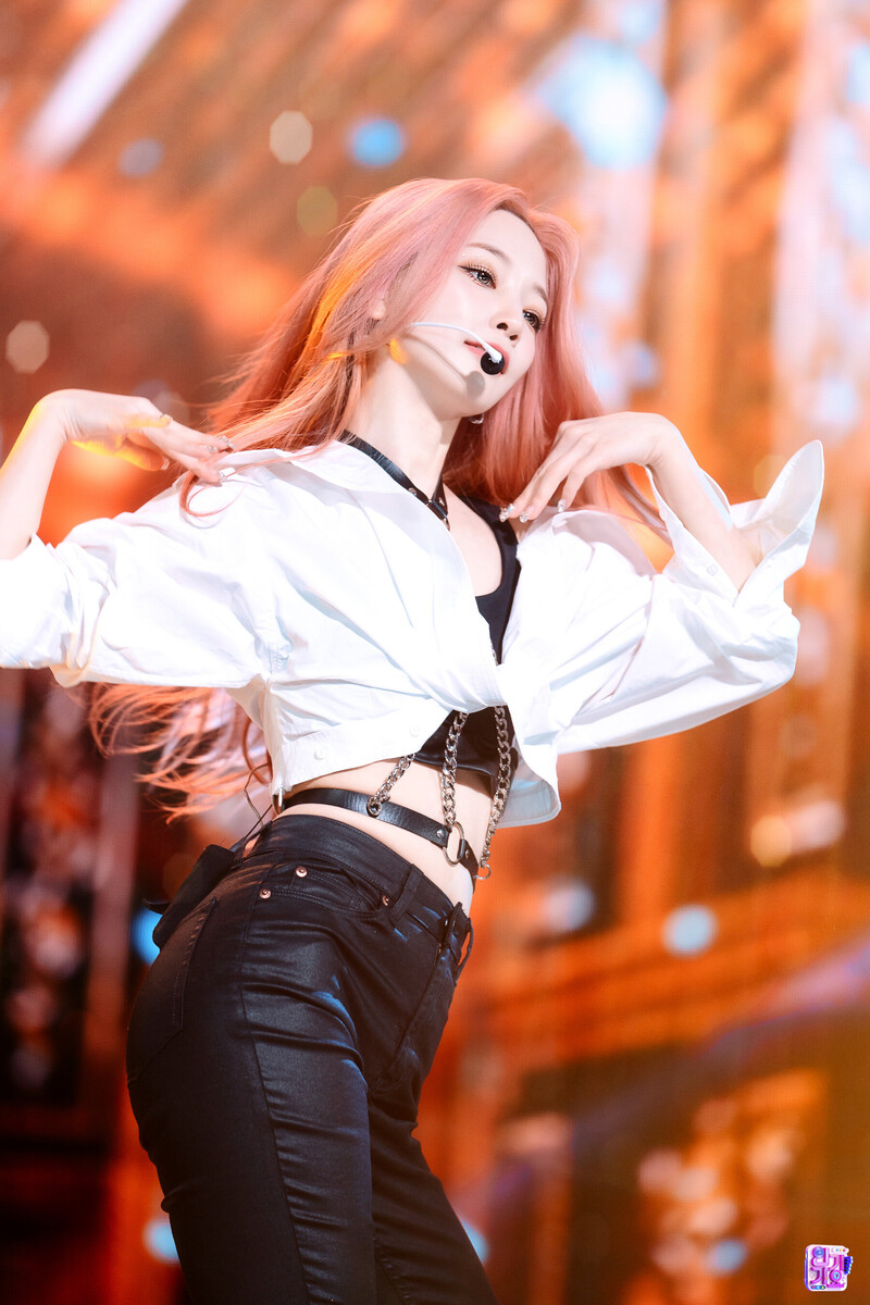 220306 Rocket Punch Yeonhee at Inkigayo documents 6