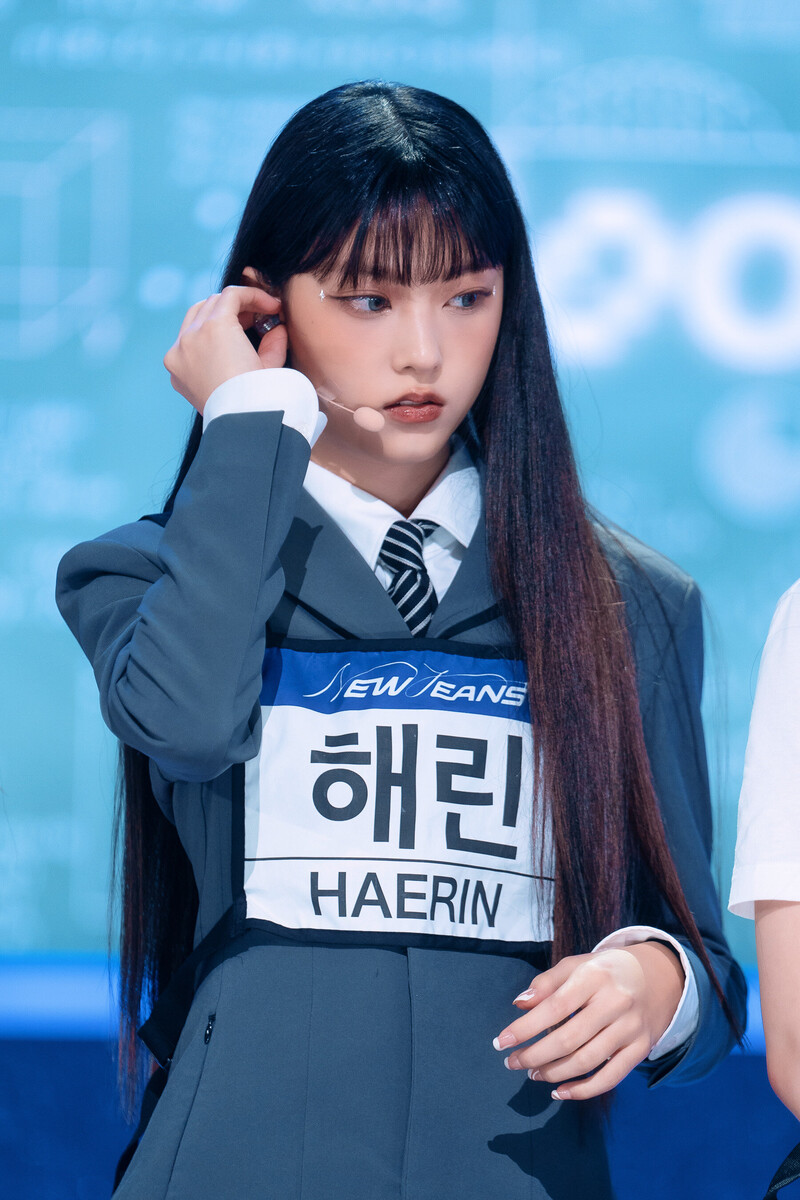 220807 NewJeans Haerin 'Cookie' at Inkigayo documents 19