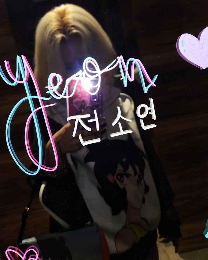 221203 (G)I-DLE Soyeon Instagram Update documents 5