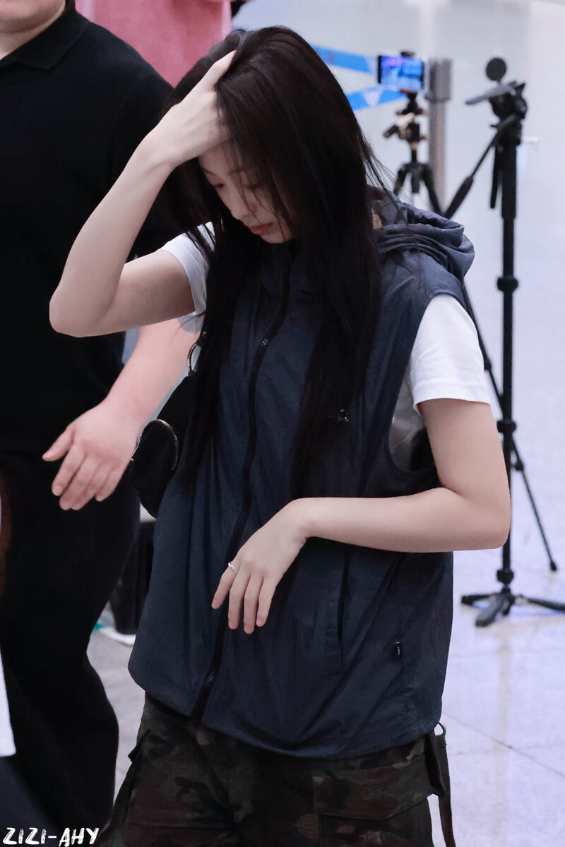 240801 BABYMONSTER Ahyeon at Airport documents 8