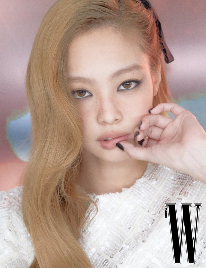 BLACKPINK Jennie for Chanel x W Korea July 2022 Issue documents 3