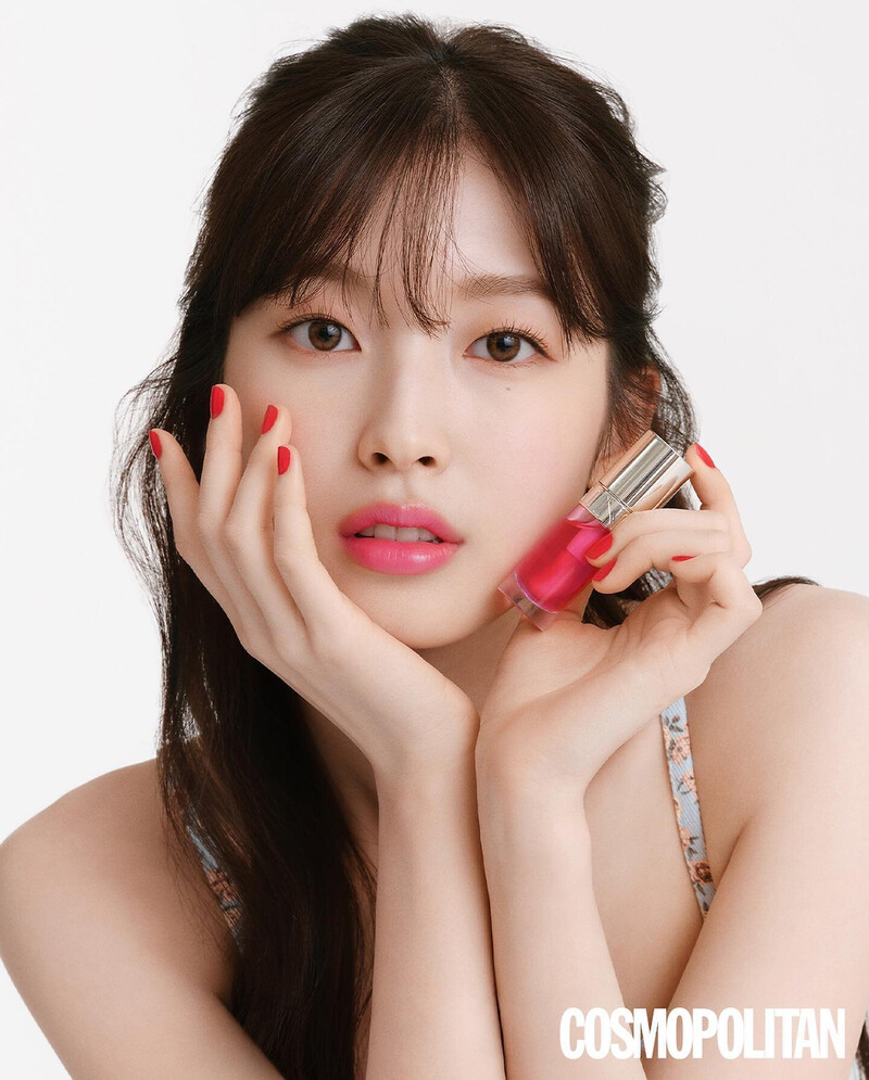 Oh My Girl's Arin for CLARINS x Cosmopolitan Korea June 2022 Issue documents 1
