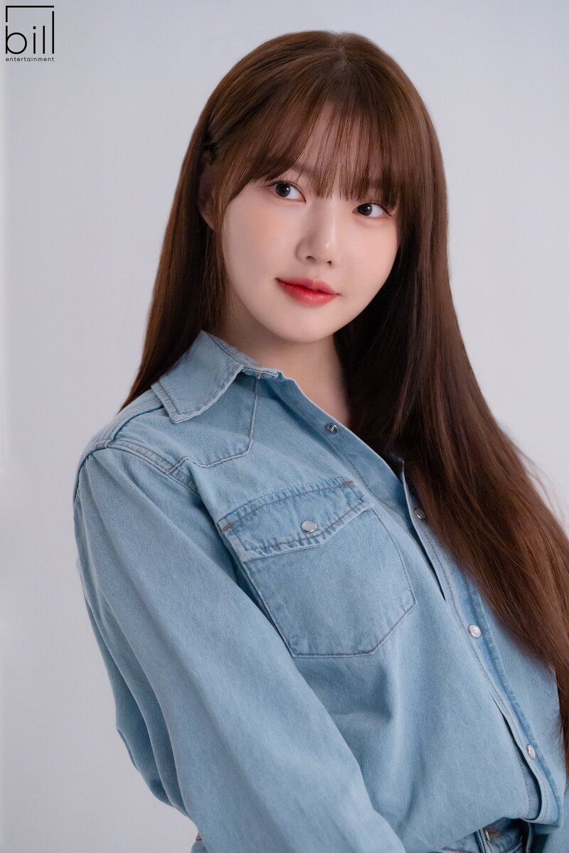 230504 Bill Entertainment Naver post - Yerin Profile images behind documents 7