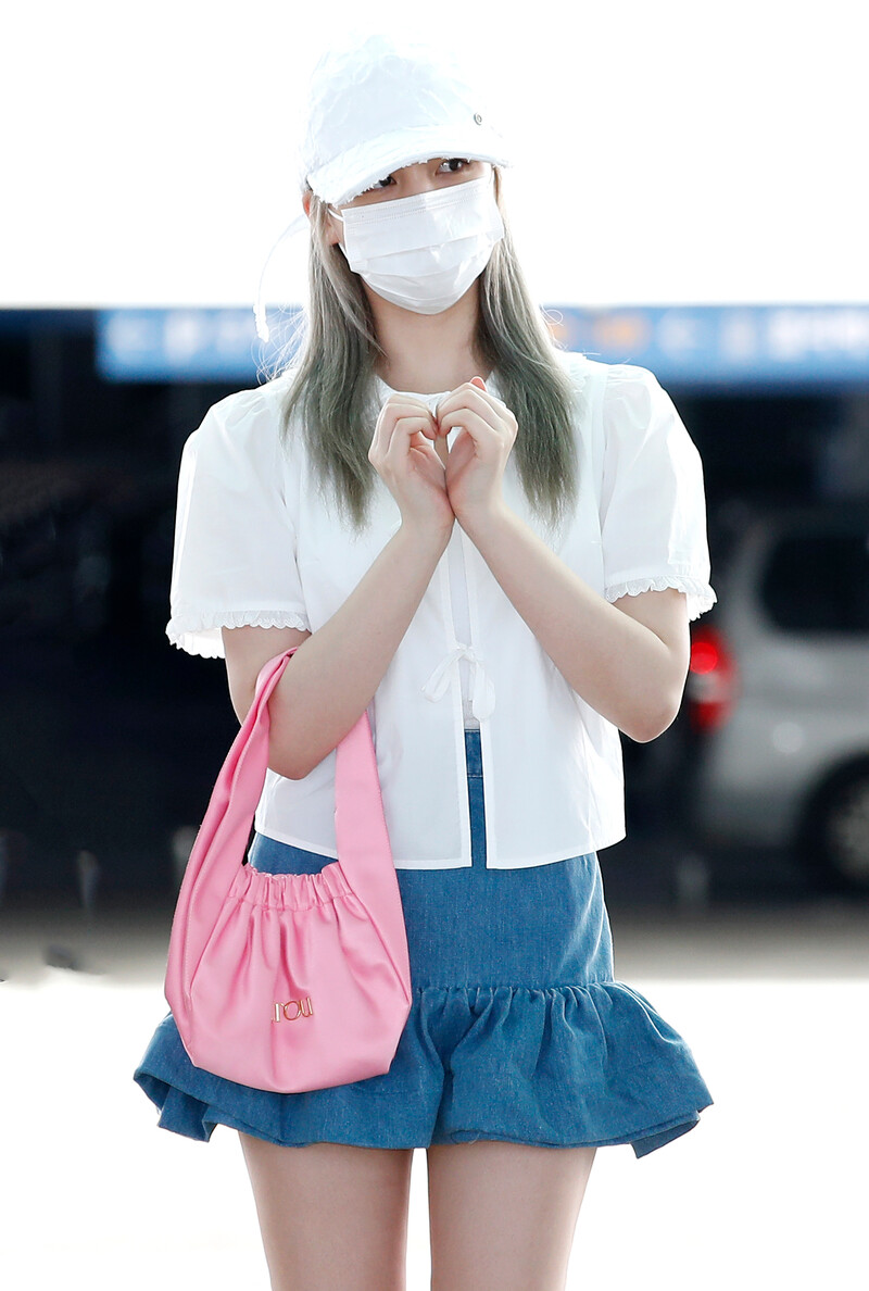 240801 IVE Liz at Incheon International Airport documents 2