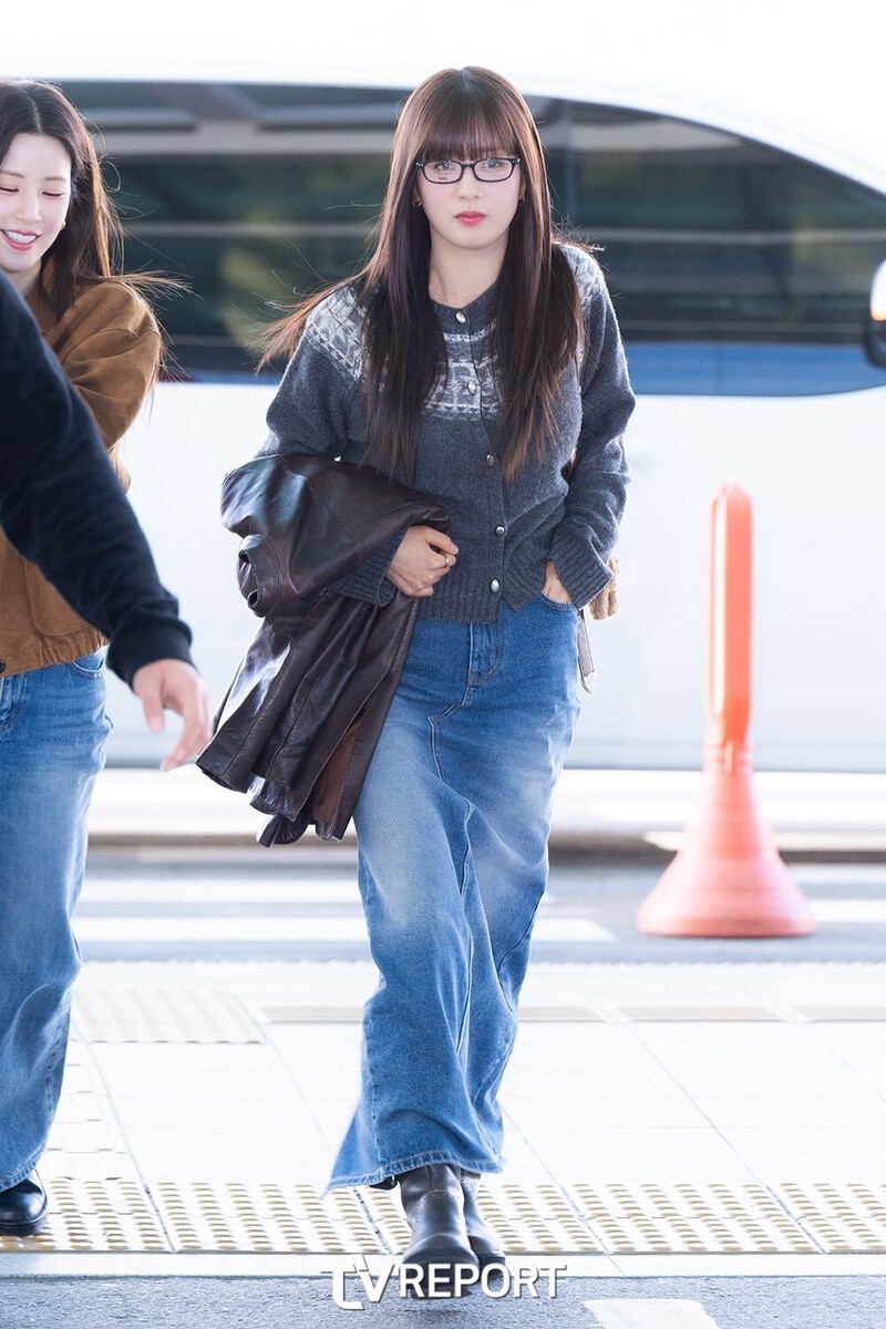 241107 Apink BOMI at Incheon International Airport documents 4