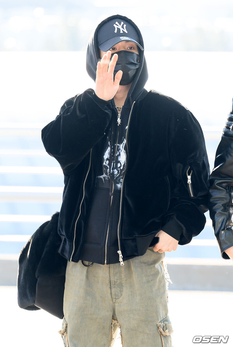 250104 Enhypen Jake at Incheon International Airport documents 1