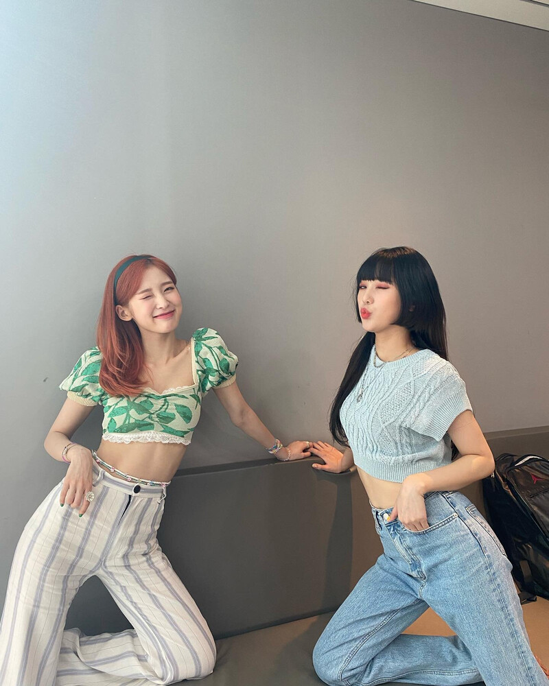 210522 OH MY GIRL Arin & Mimi Instagram Update documents 4